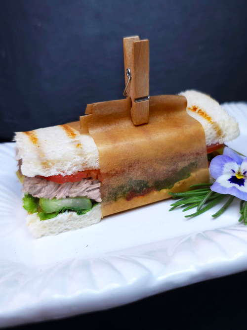 Сэндвич с курицей и свежим огурчиком