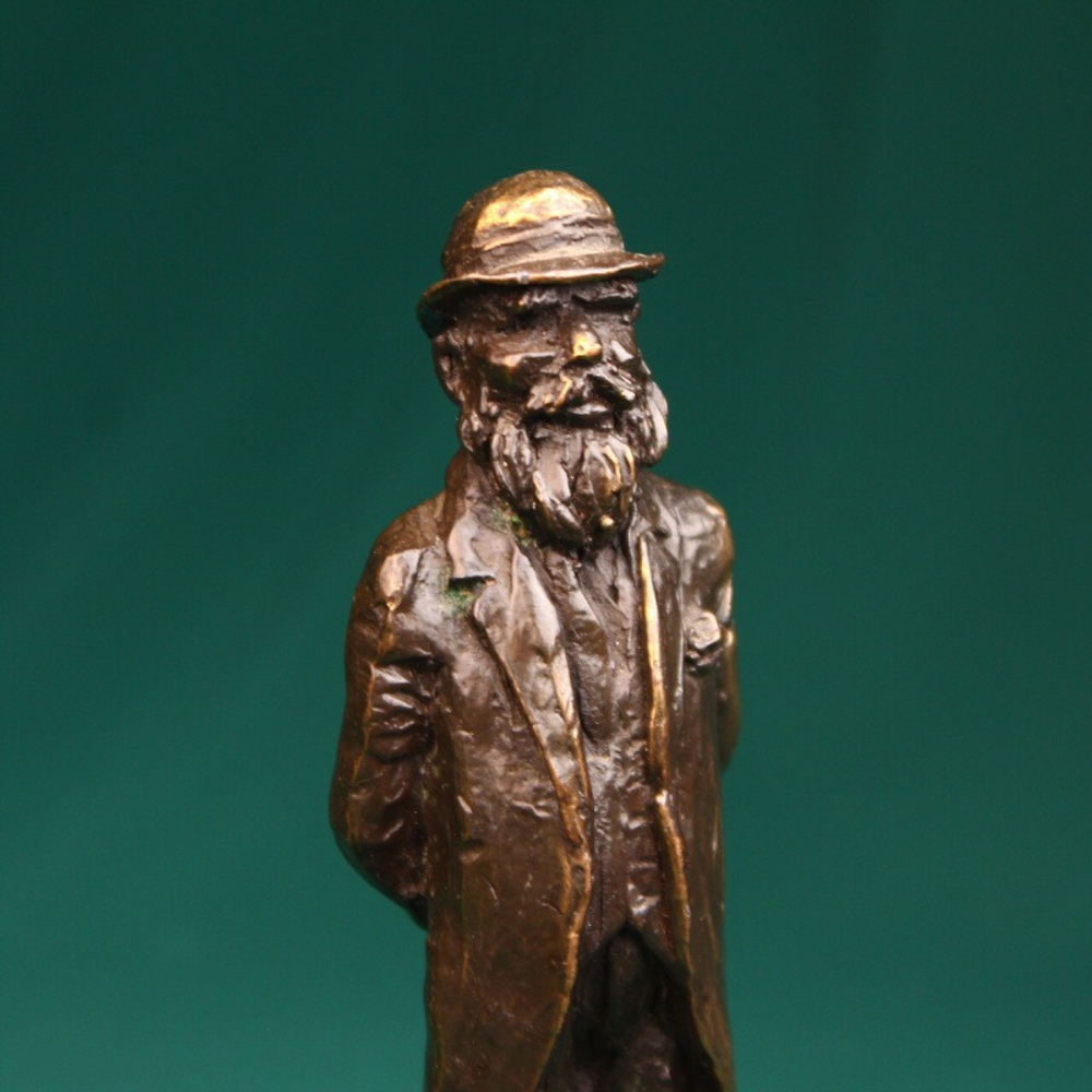 Коллекционная миниатюра «Мужчина в стильном костюме»