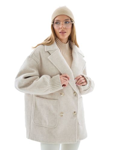 Бежевое двубортное пальто с манишкой