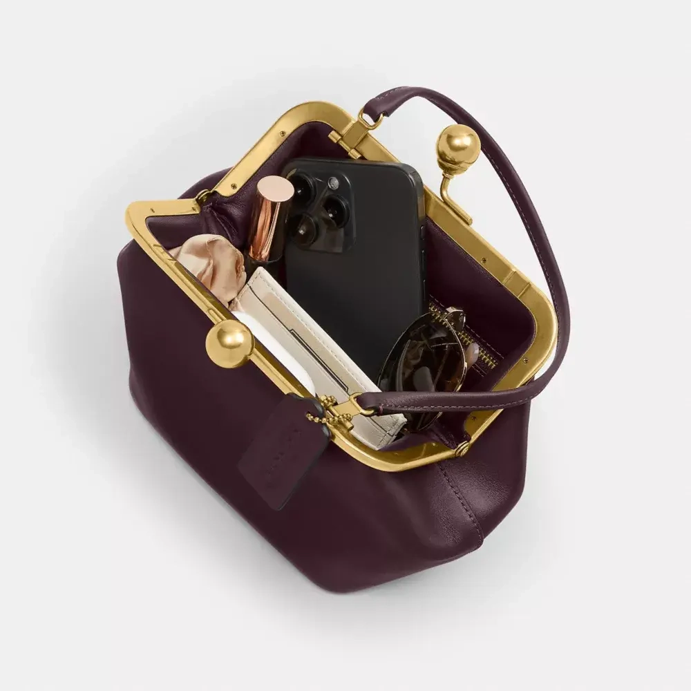 COACH СУМКА KISSLOCK 16, ТЕМНО-КОРИЧНЕВЫЙ