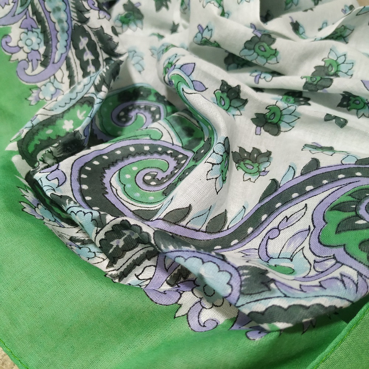 Платок материал Хлопок 100% "Крупные узоры" цвет сиреневый голубой темно-серый на зеленом 100x100 см.