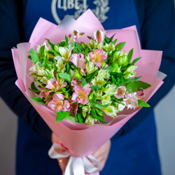 Монобукет из альстромерии в розовом оформлении