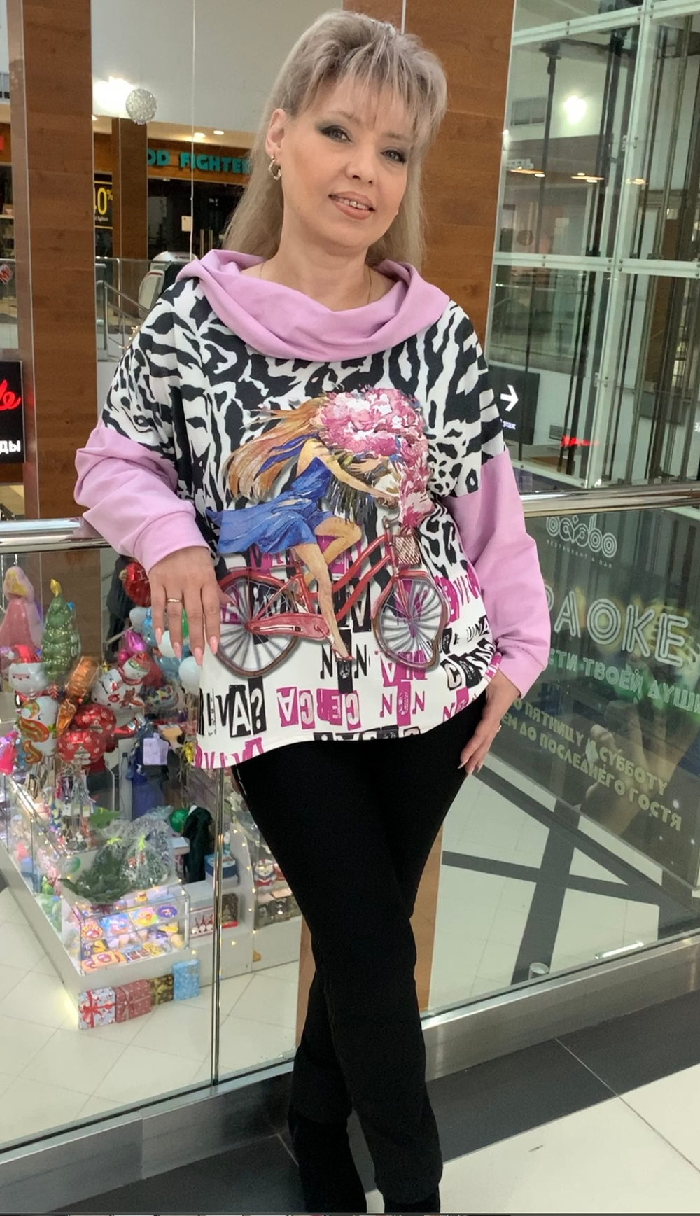 Яркий принтовый джемпер-толстовка с капюшоном