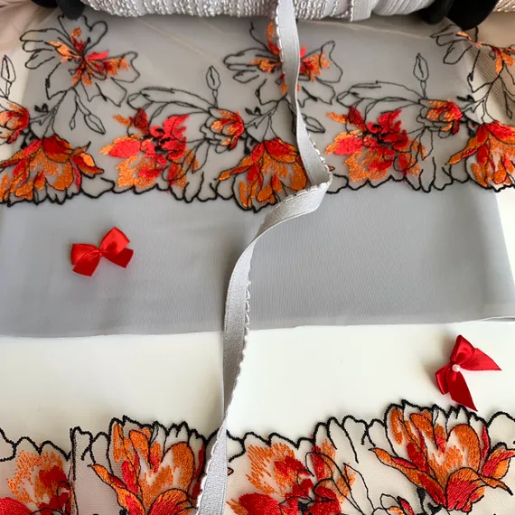 Вышивка на сетке бежевая/оранжевая (правая) 15 см