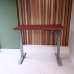 Регулируемый компьютерный стол Motor UP с регулировкой по высоте — столешница МДФ красное дерево