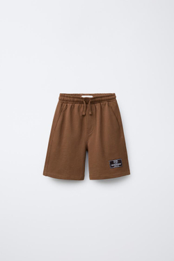 ZARA КОМПЛЕКТ ИЗ ФУТБОЛКИ И ШОРТОВ-БЕРМУДОВ, КОРИЧНЕВЫЙ