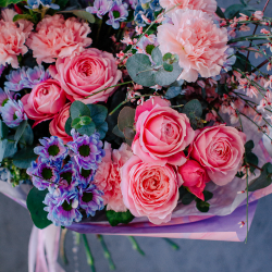 147. Нежный букет с розовыми пионовидными розами