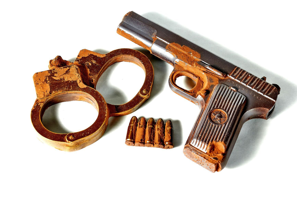 Шоколад фигурный набор № 17 Пистолет и наручники