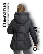 Классическая куртка черного цвета с воротником стойка и глубоким капюшоном