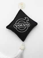 Ромб объемный на присоске VOLVO (экокожа, черный, белая вышивка, кисть)