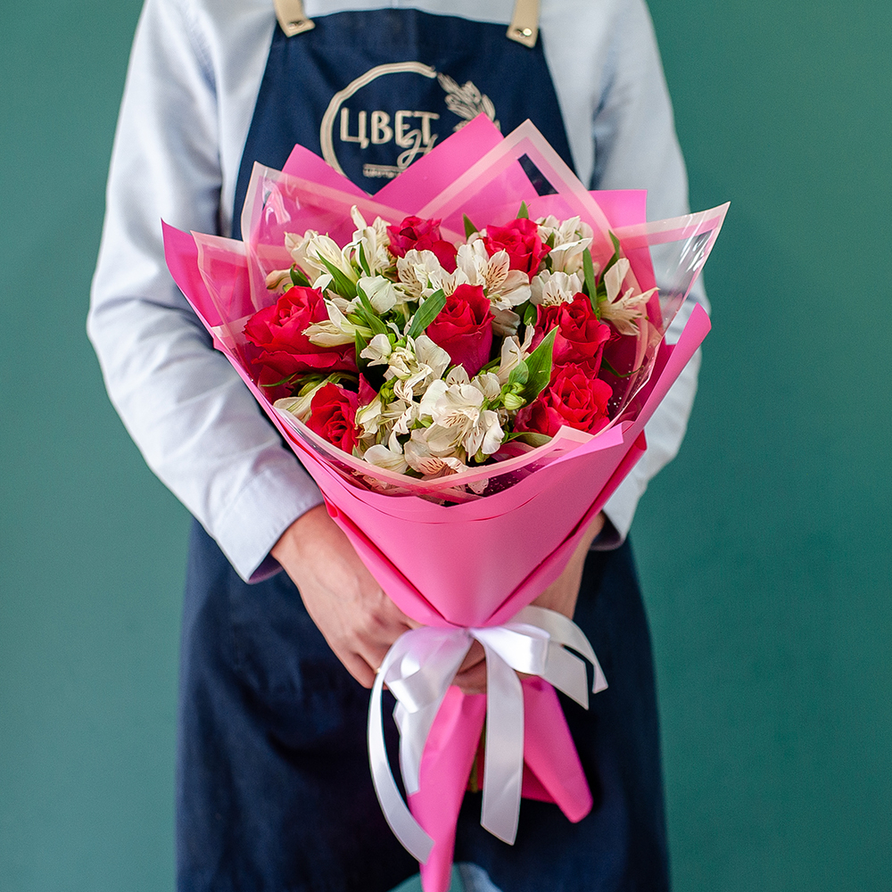 Малиновые розы с альстромерией