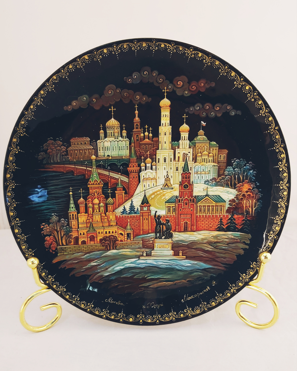 Тарелка "Москва" с росписью (лаковая миниатюрная  живопись) в подарочном футляре