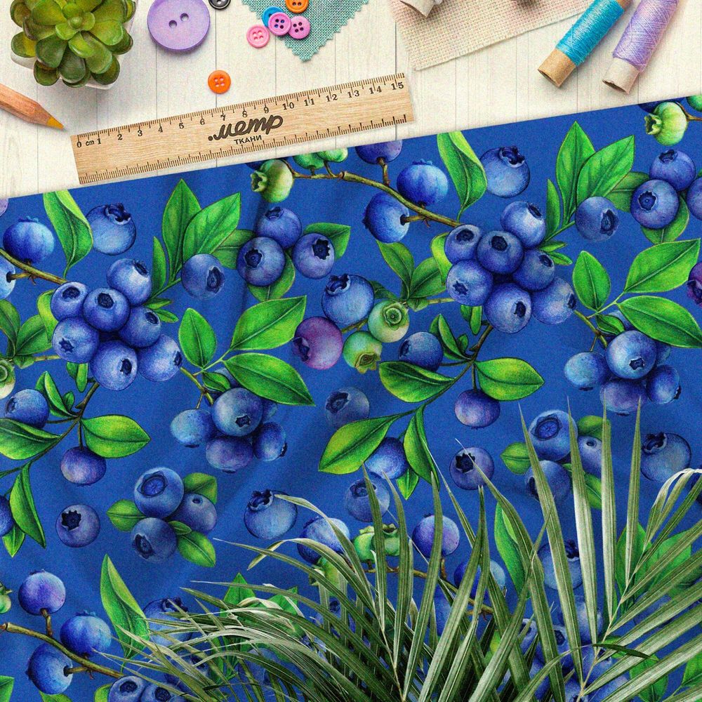 Ткань ниагара спелая черника на синем фоне