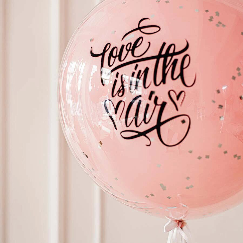 Композиция из сердец с большим розовым шаром