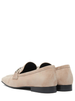 Женские замшевые бежевые лоферы с цепочкой