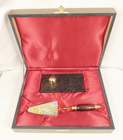 Подарок строителю " Сувенирный мастерок" малый на камне