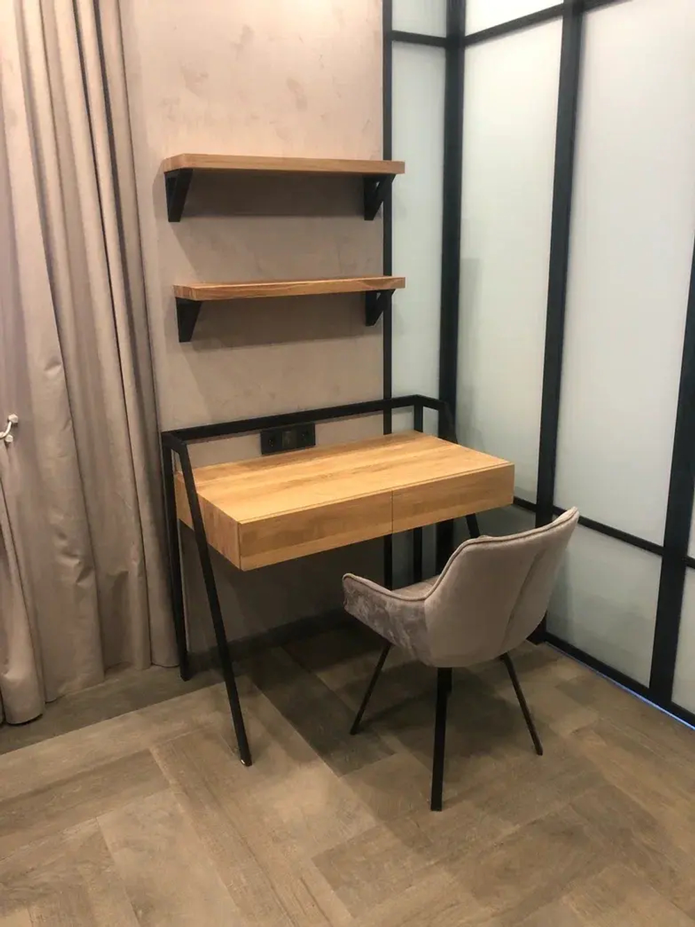 Письменный стол из массива дерева с металлическим каркасом