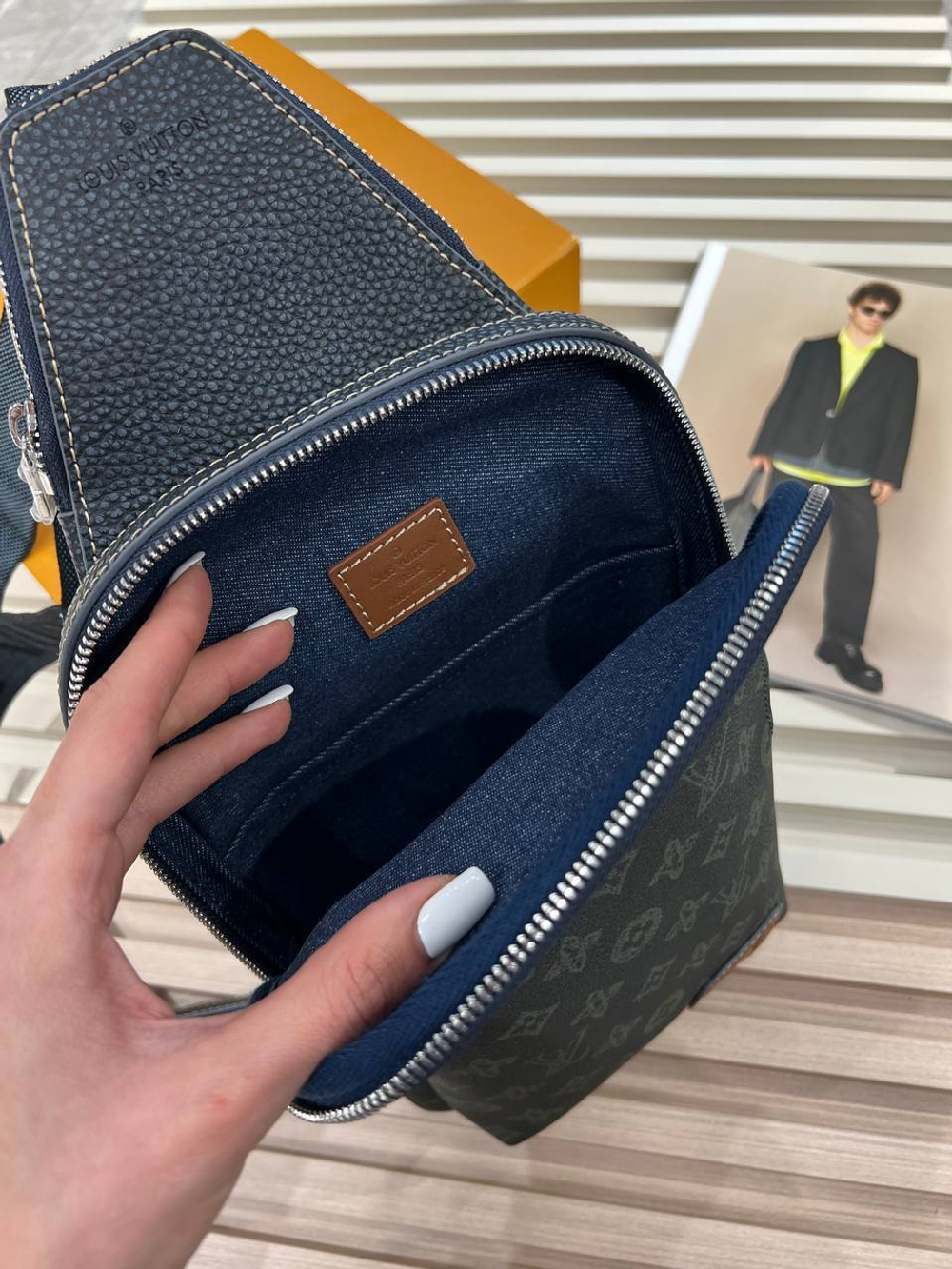 Сумка-слинг Louis Vuitton