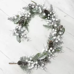 Гирлянда заснеженная Блестящая с белыми ягодами и шишками 130 см., Christmas DeLuxe (89187)