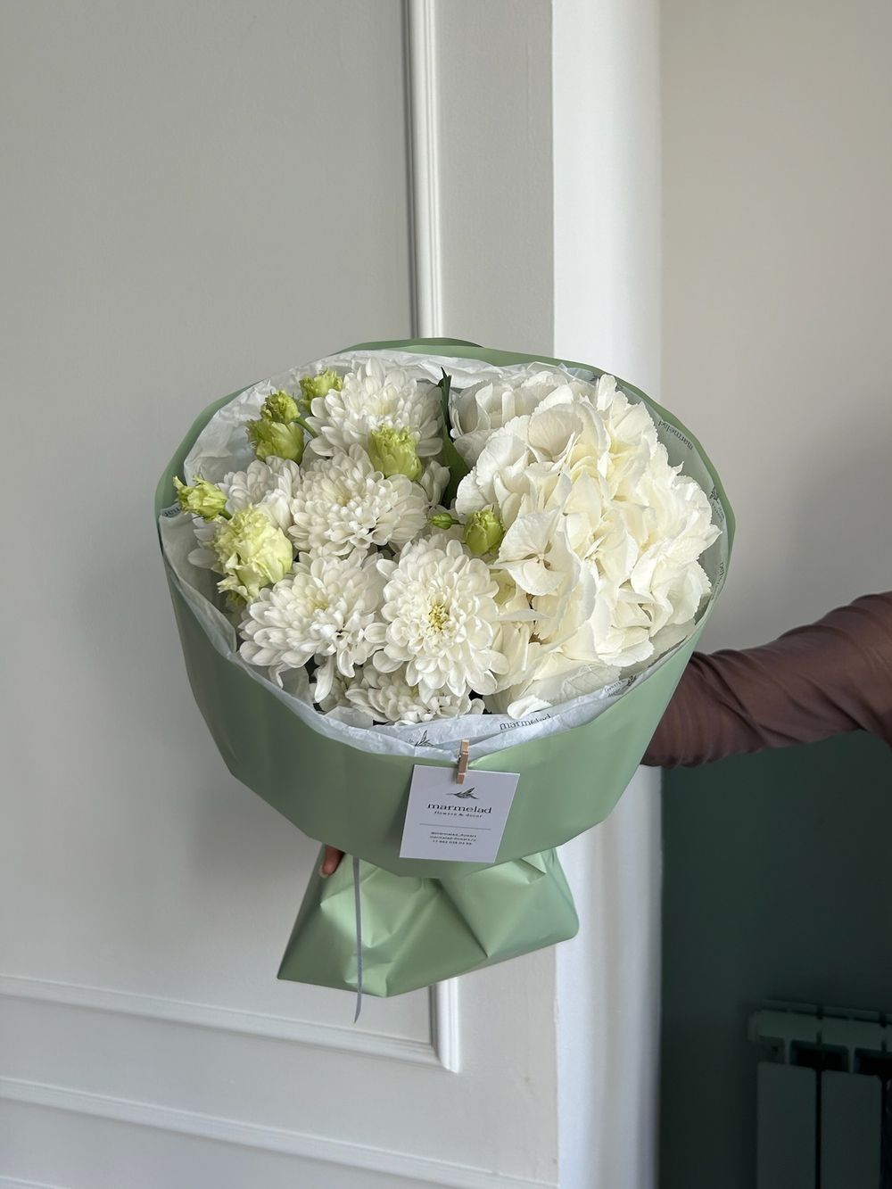 Сборный букет из гортензии, хризантемы и лизиантуса