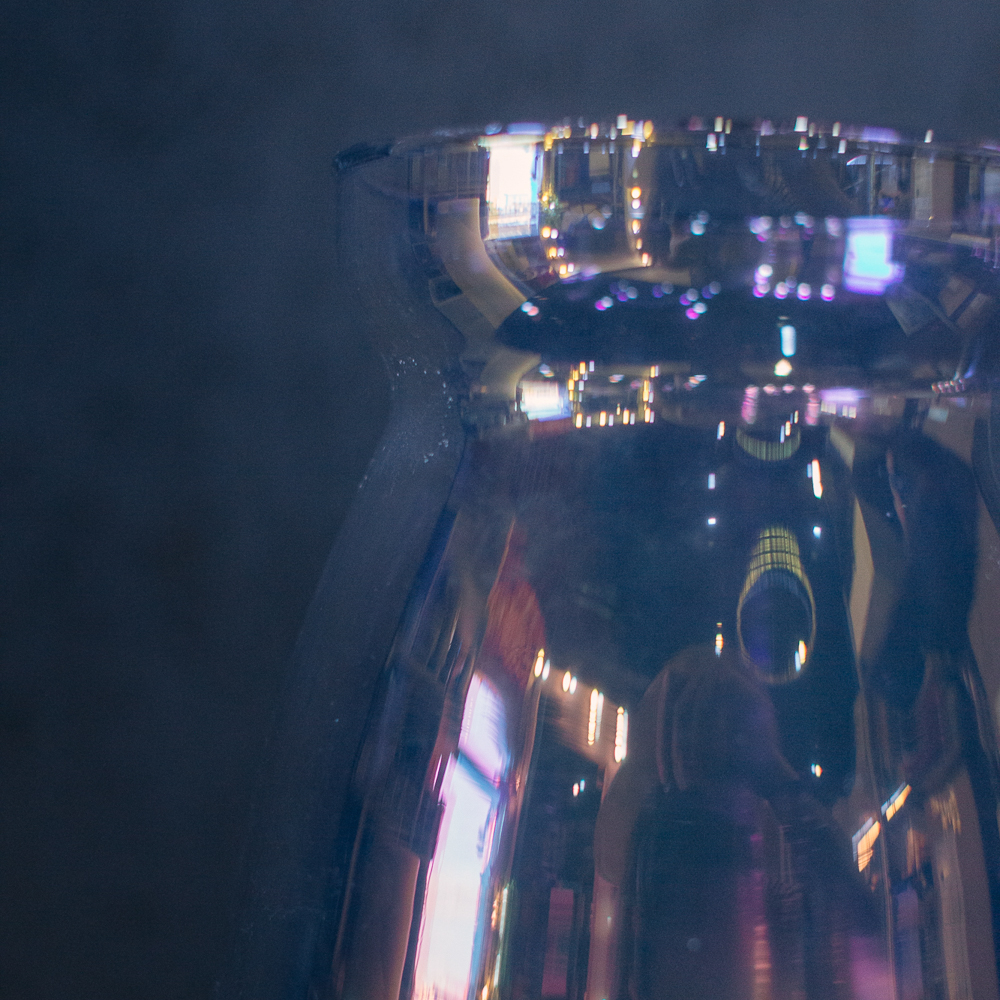 8. Классическая прозрачная ваза с широким горлышком