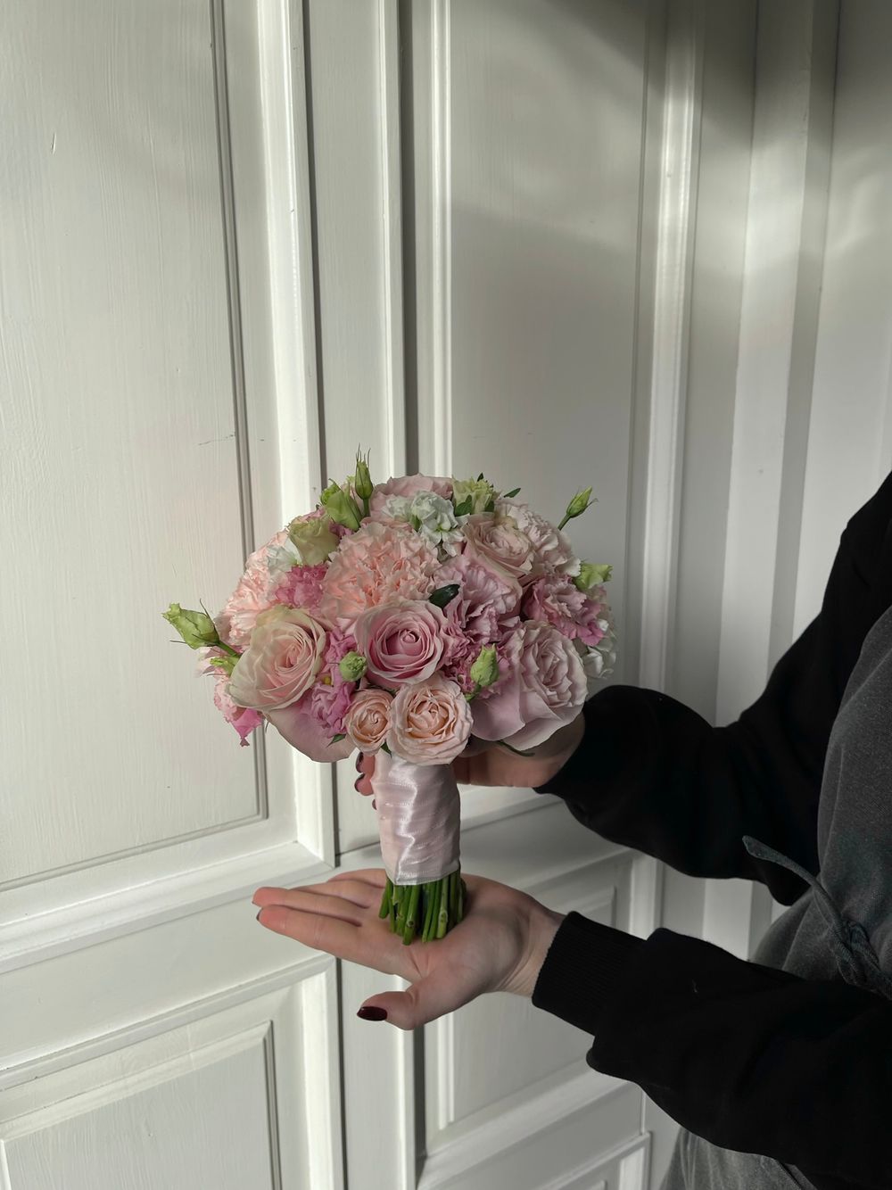 Свадебный букет из диантусов, маттиолы, лизиантуса, кустовых пионовидных и одноголовых роз