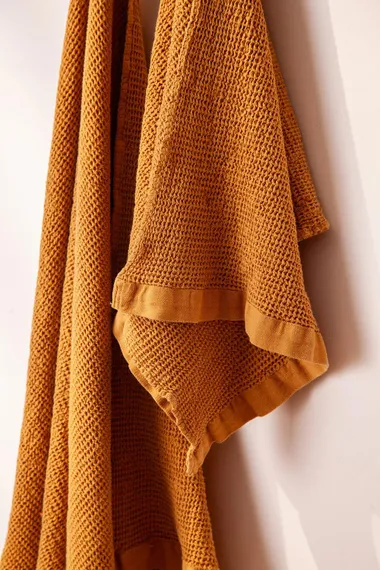 Полотенце банное из умягченной вафли цвета охры из коллекции essential, 70x140 см