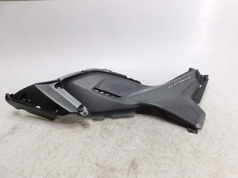 Пластик боковой левый Honda NC700X RC63 83701-MGS-D300,