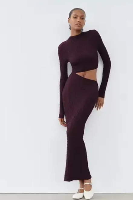 ZARA ПЛАТЬЕ ИЗ РЕЛЬЕФНОЙ ТКАНИ С ВЫРЕЗОМ, ТЕМНО-ЛИЛОВЫЙ