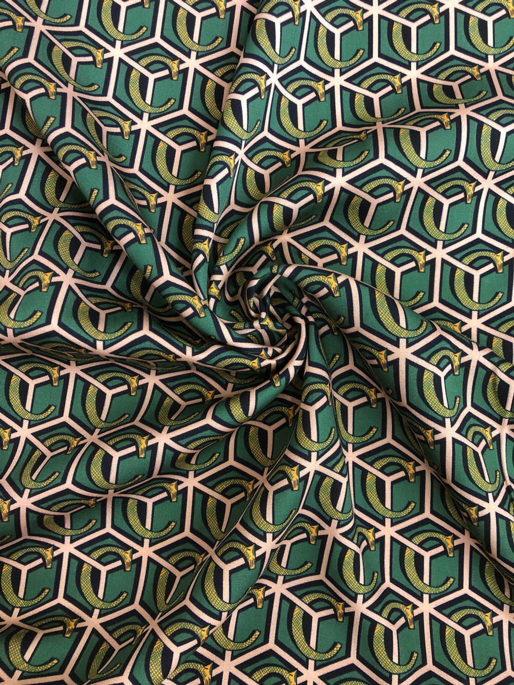 штапель-шелк принт буква G/соты беж на зеленом