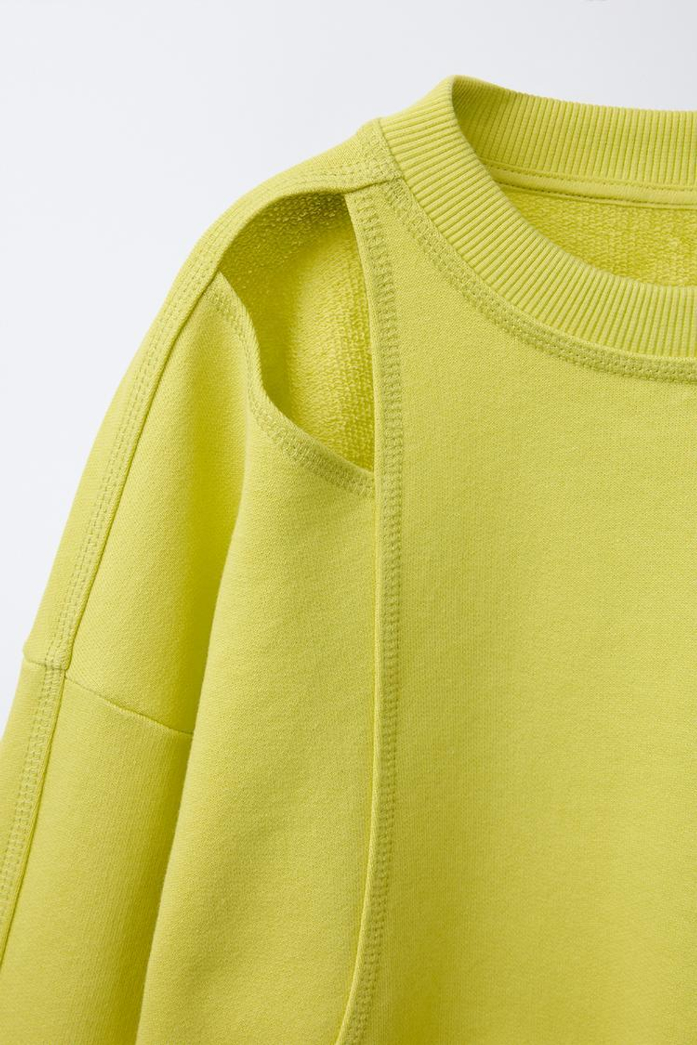 ZARA ТОЛСТОВКА С ВЫРЕЗАМИ, ЛАЙМОВЫЙ