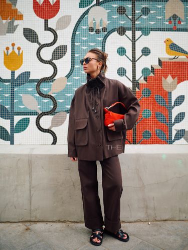 Шоколадный костюм из объемной куртки и брюк