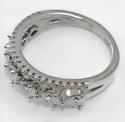 Ювелирное кольцо из серебра с фианитами