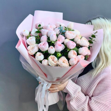 Букет из 9 кустовых пионовидных роз "Mansfield park" с эвкалиптом