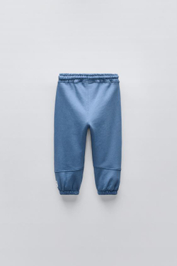 ZARA БРЮКИ ИЗ МЯГКОЙ ТКАНИ С НАШИВКОЙ, ЛИНЯЛЫЙ СИНИЙ