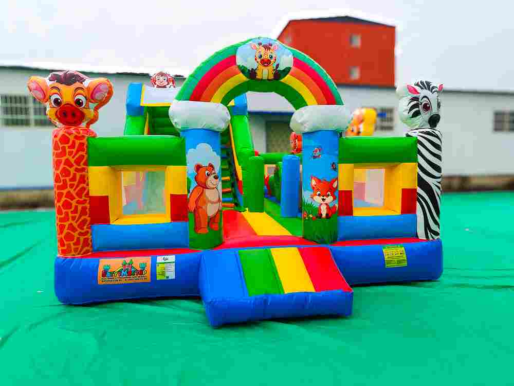 Надувной батут «Звериный мир 2» с горкой и аркой 7*5*4,2 м