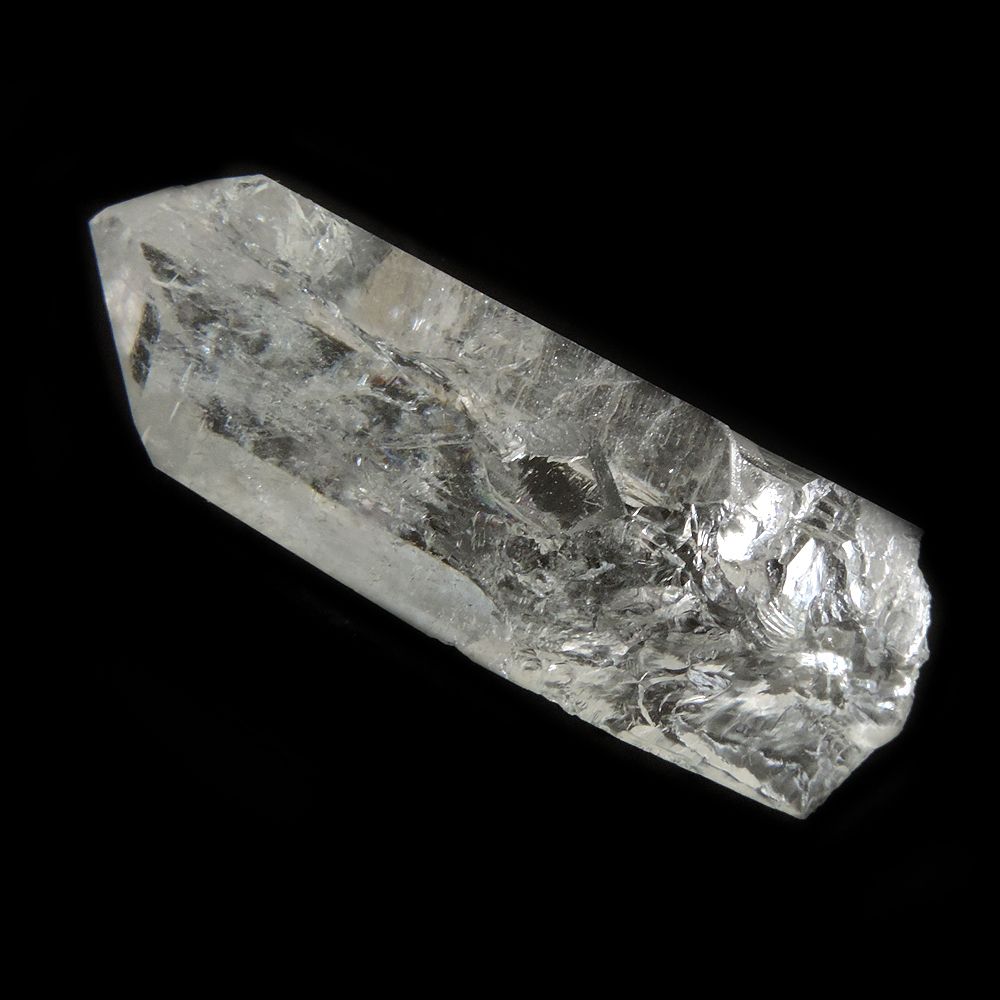 кварц (горный хрусталь). кусок хрусталя. горный хрусталь минерал урал. кунцит стихия камня. кусок хрусталя.