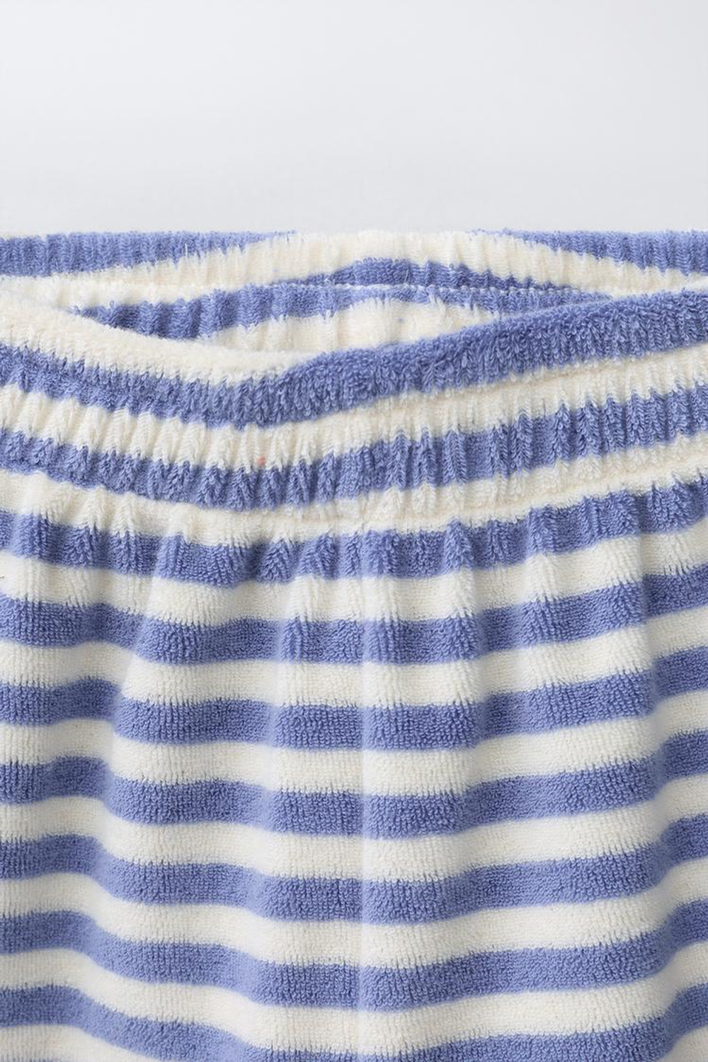 ZARA КОМПЛЕКТ ИЗ ФУТБОЛКИ И ШОРТОВ В ПОЛОСКУ С ЭФФЕКТОМ МАХРЫ, СИНИЙ