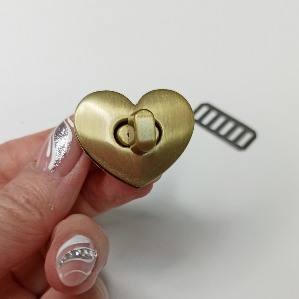 Замок вертушка на винтах 25*30 сердце Антик