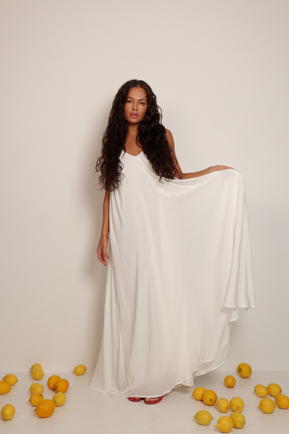 Платье на тонких бретелях макси