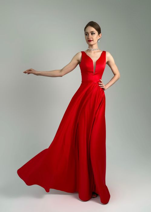 Нарядное платье с глубоким V-образным вырезом (красный)