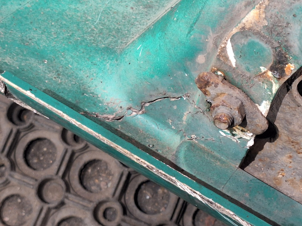 Корпус подножки левый