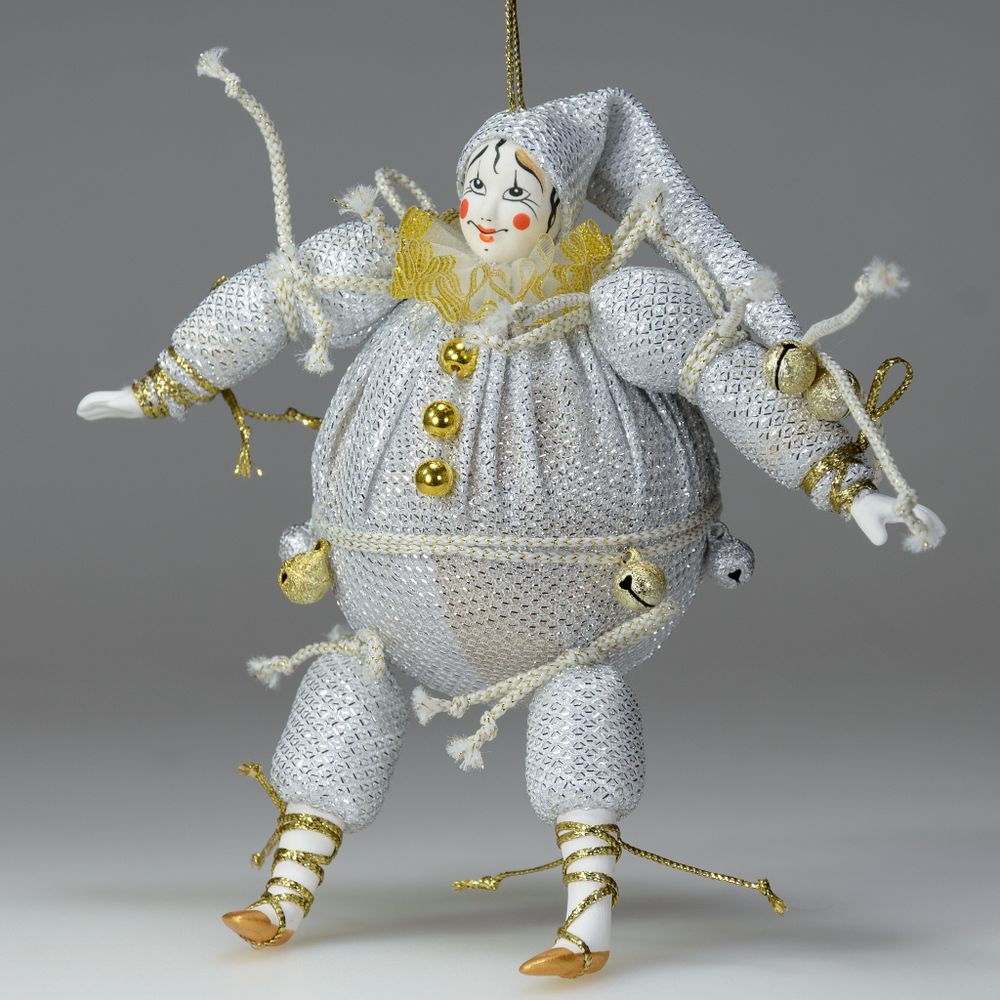 серебристый