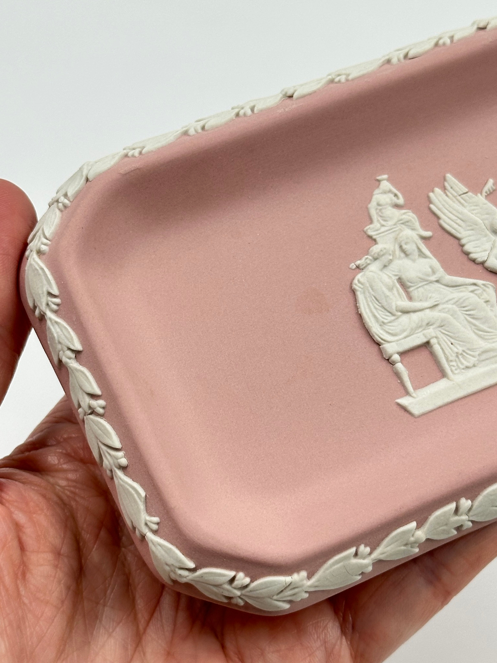 Миниатюрная розовая тарелка Wedgwood
