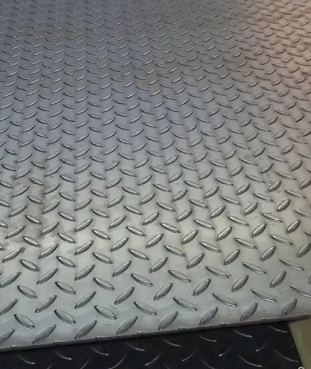 Лист 4мм  рифлёный ст.3 чечевица