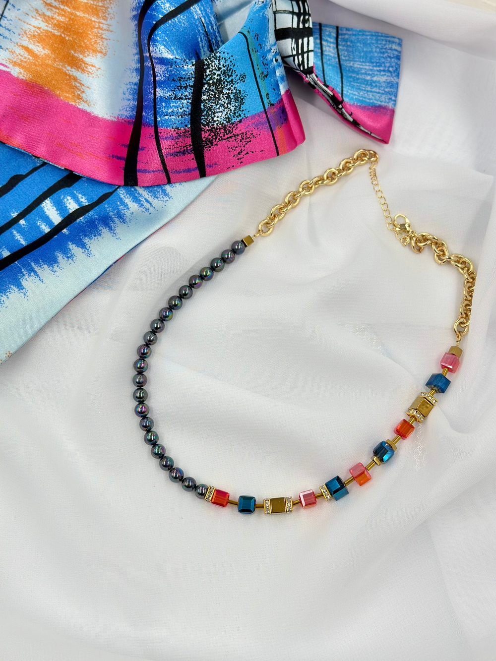 Колье ассим. с темн.жемчугом Майорка, гематитом,с зол.,син.и крас. крист.Swarovski, золото