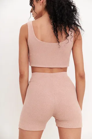 Кроп топ из лапши с пич-эффектом цвета мокко