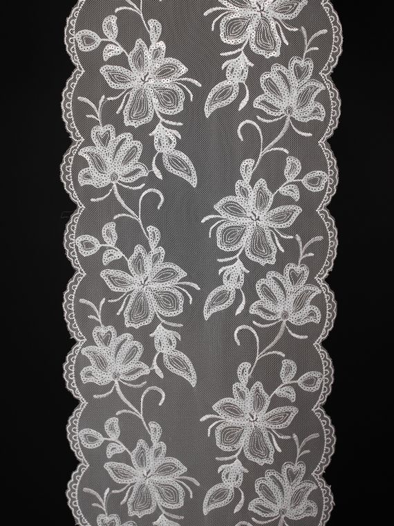 05-174 Вышивка пайетками на неэл. сетке 22 см, белый 001