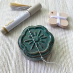 Магнитная игольница с полировщиком для игл Awaji Kawara Cohana, цвет красный