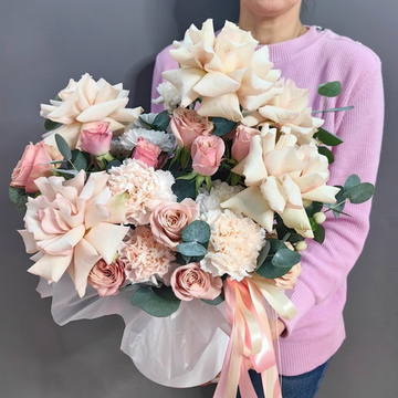 Композиция с французскими розами сорта "Quicksand"